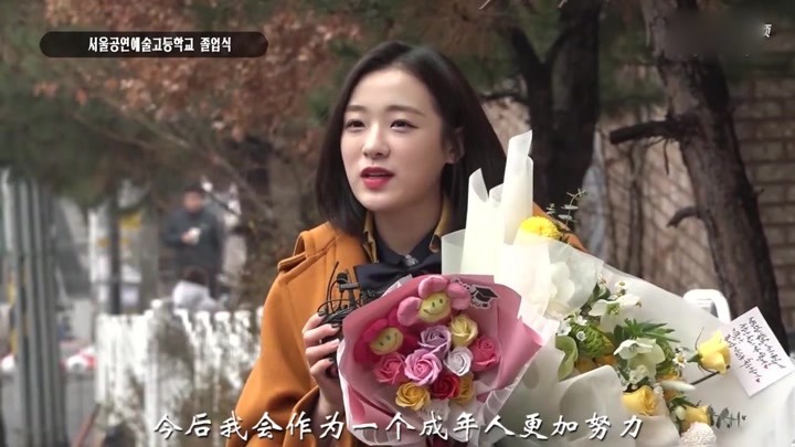 视频：April成员李真率现身首尔 回高中参加毕业典礼