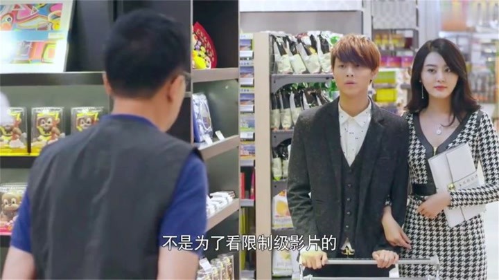奇葩：男学生搂亲姐逛超市，却被偶遇的老师责骂，下秒姐姐霸气了