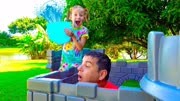 有趣的萌娃：纳斯佳和爸爸在公园玩水上玩具，挑战各种有趣的游戏