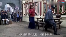徐浩峰跟蒋雯丽讲解劈拳，将锁住的手臂撑开，相当于女子防身术了