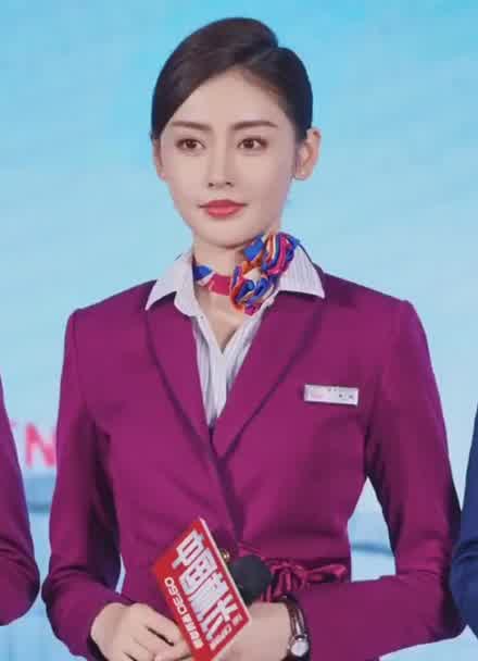《中国机长》首映会:空姐李沁,张天爱的制服诱惑,你爱了吗