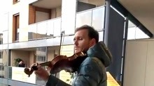 意大利小提琴家Aldo Cicchini，隔离在家阳台演奏