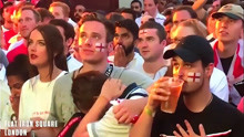 世界杯被克罗地亚淘汰后，泪流满面的英格兰球迷，悲伤相拥在一起