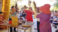 [图]农村白事祭灵，唢呐大姐吹得太起劲了，打镲大姐也越蹦越高！