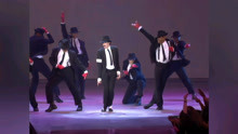 世界舞王迈克尔杰克逊经典舞蹈，尖叫声不断，震撼全场，百看不厌