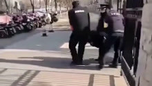 12月21日，江苏南京，官方回应：该视频中被抬出去的男子是外卖员，其未经允许进入校园，不符合疫情防控要求。