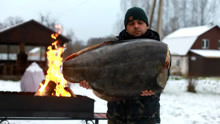 战斗民族的日常，烤鱼简单粗暴，吃鱼只吃鱼块，一串就能吃饱！