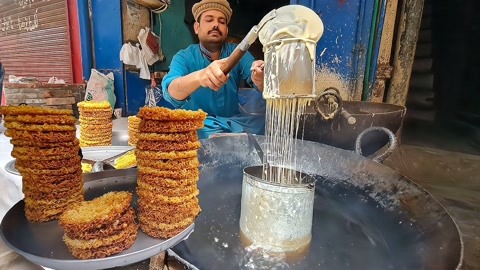 大叔卖煎饼还债,面糊淋锅中油炸捞出,1元1个,却被顾客嫌弃