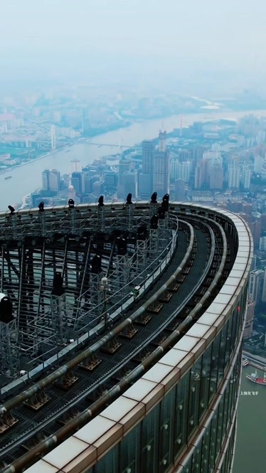 近距离看上海中心大厦楼顶结构站在世界第二高楼一览上海全景你觉得会