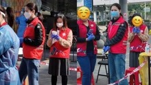 50岁袁咏仪社区做义工，全素颜打扮低调接地气，被网友赞人美心善
