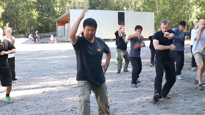 八极拳名家吕宝春老师传授学生八极拳练用之法