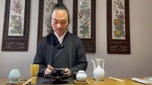 十多年来，薛山长喜欢在茶汤上练习瘦金体书法，今日点茶完毕写