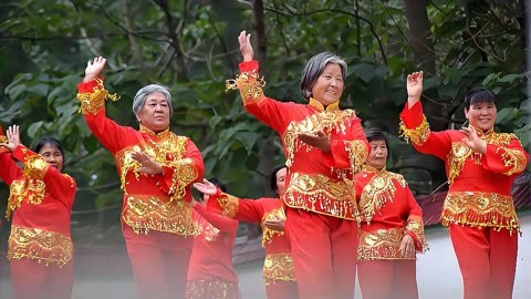 农村大妈广场舞图片